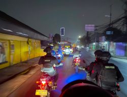 Brimob Polda Metro Jaya Bantu Evakuasi Korban Kecelakaan di Bekasi