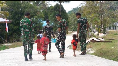 Senyum Anak-Anak Warnai Hasil Pembangunan Jalan Cor 250 Meter TMMD Ke-129 di Kampung Sesor